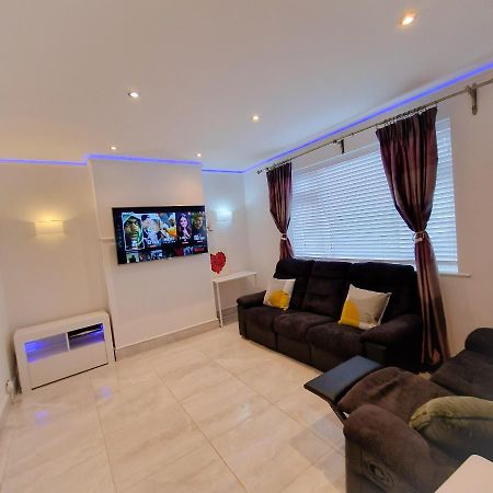 Delightful & Spacious Guest House In Farnworth Near Bolton Hospital Exteriör bild