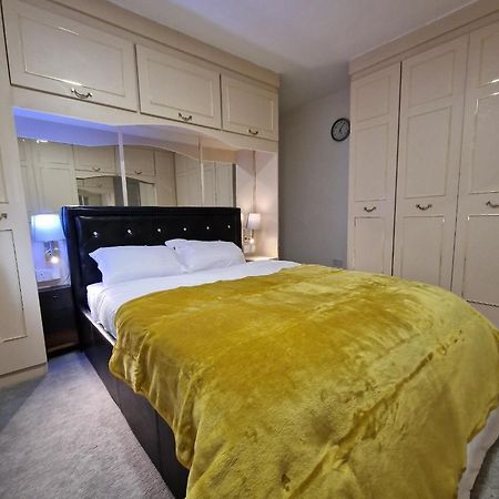Delightful & Spacious Guest House In Farnworth Near Bolton Hospital Exteriör bild