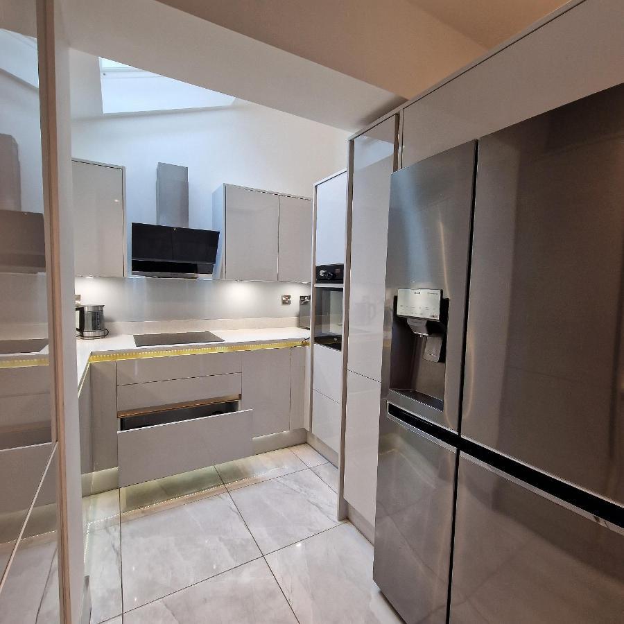 Delightful & Spacious Guest House In Farnworth Near Bolton Hospital Exteriör bild