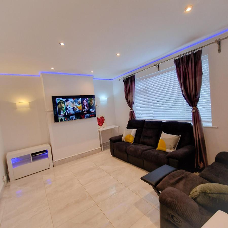 Delightful & Spacious Guest House In Farnworth Near Bolton Hospital Exteriör bild