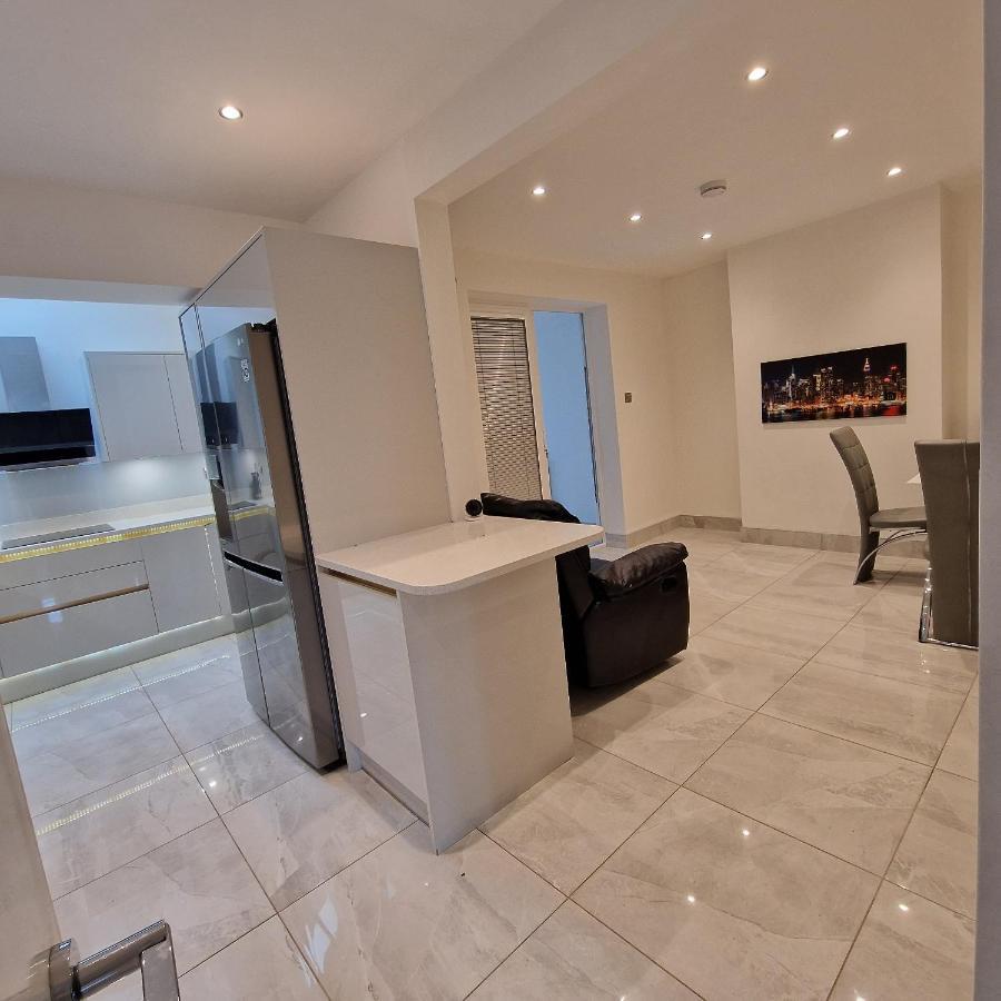 Delightful & Spacious Guest House In Farnworth Near Bolton Hospital Exteriör bild