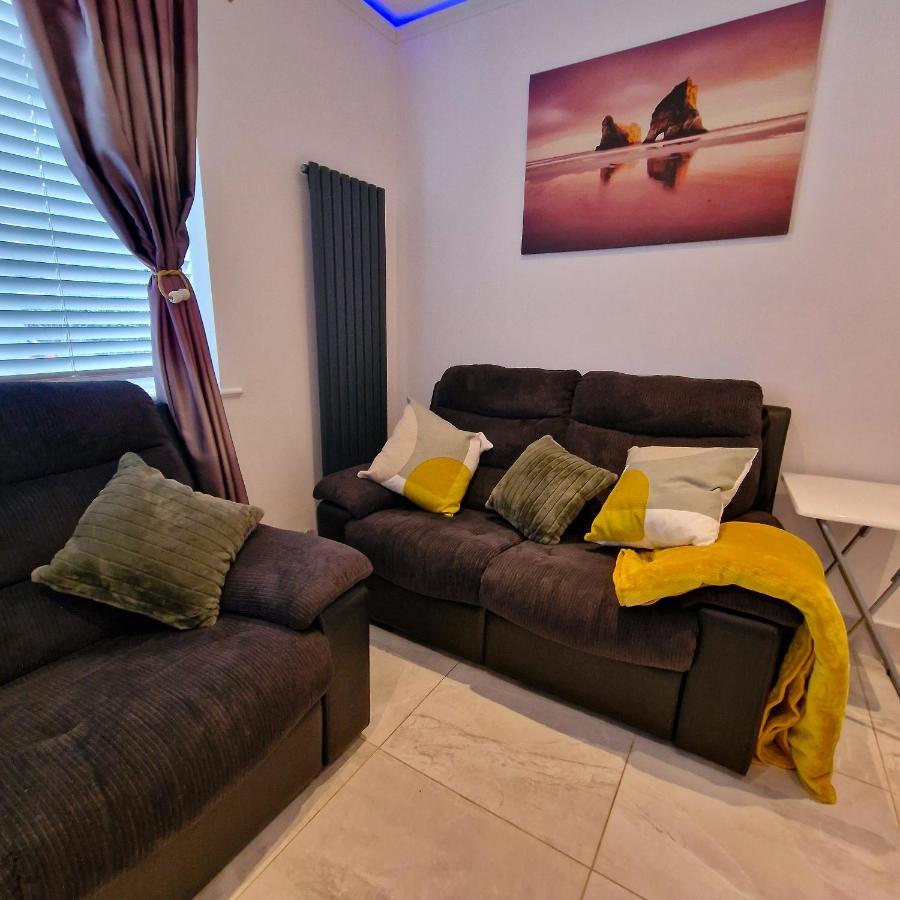 Delightful & Spacious Guest House In Farnworth Near Bolton Hospital Exteriör bild