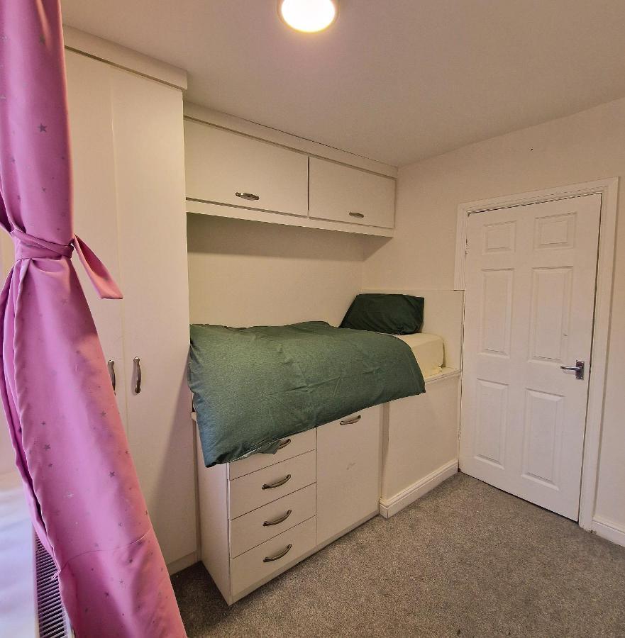 Delightful & Spacious Guest House In Farnworth Near Bolton Hospital Exteriör bild