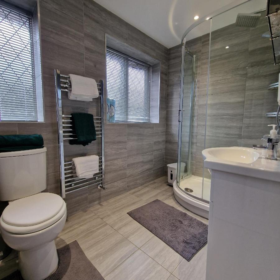 Delightful & Spacious Guest House In Farnworth Near Bolton Hospital Exteriör bild