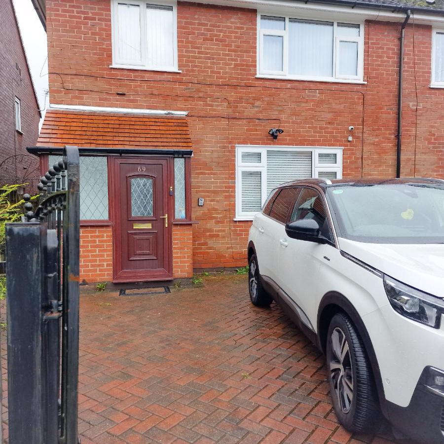 Delightful & Spacious Guest House In Farnworth Near Bolton Hospital Exteriör bild