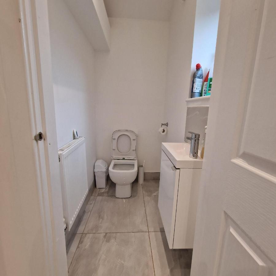 Delightful & Spacious Guest House In Farnworth Near Bolton Hospital Exteriör bild