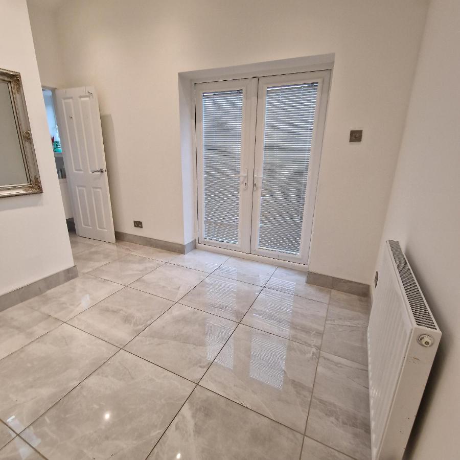 Delightful & Spacious Guest House In Farnworth Near Bolton Hospital Exteriör bild