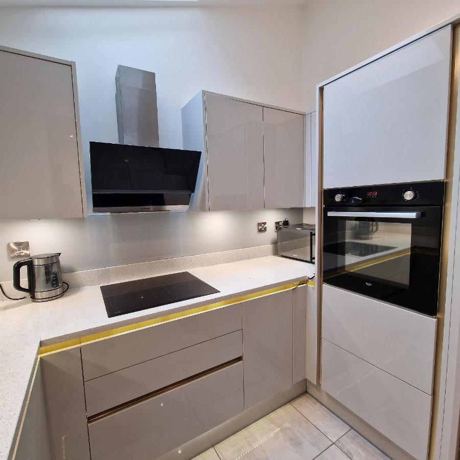 Delightful & Spacious Guest House In Farnworth Near Bolton Hospital Exteriör bild