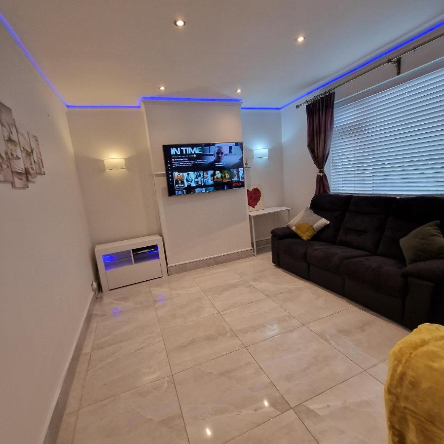 Delightful & Spacious Guest House In Farnworth Near Bolton Hospital Exteriör bild