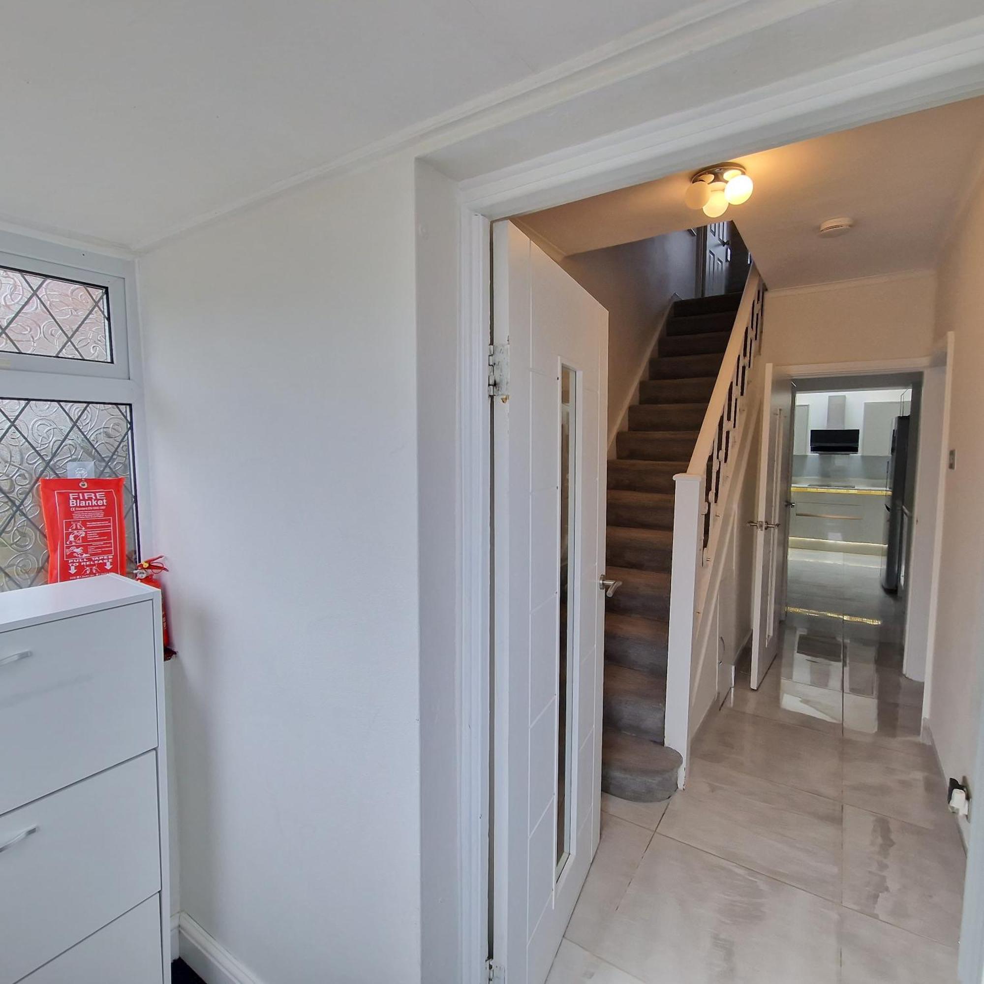 Delightful & Spacious Guest House In Farnworth Near Bolton Hospital Exteriör bild